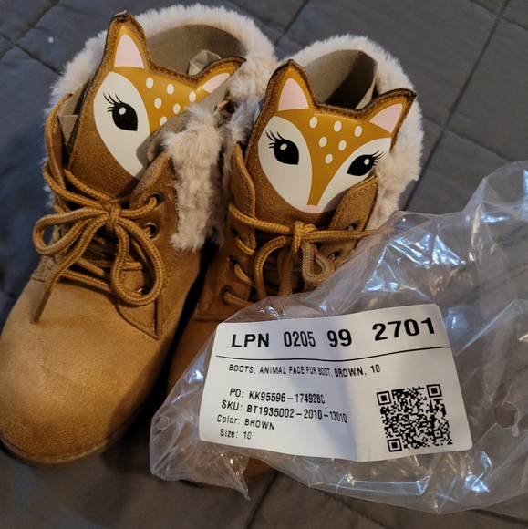 Size 10 kids boots with deer - Picture 2 of 2
